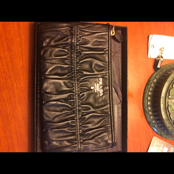 Prada clutch - Picture 3 of 6